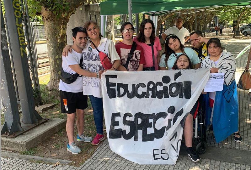 Manifestación en Villa Pueyrredón en defensa de la Educación Especial