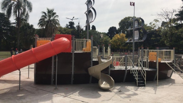 La Comuna 12 remodeló los juegos infantiles del Parque Saavedra y sumó un "barco pirata"